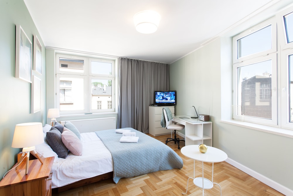 Faust And Mona Lisa Apartments 17/50