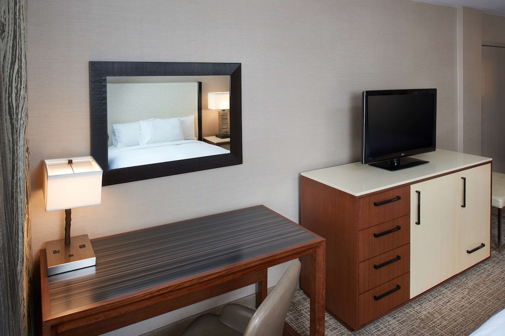 Doubletree By Hilton Fresno Convention Center 55/59