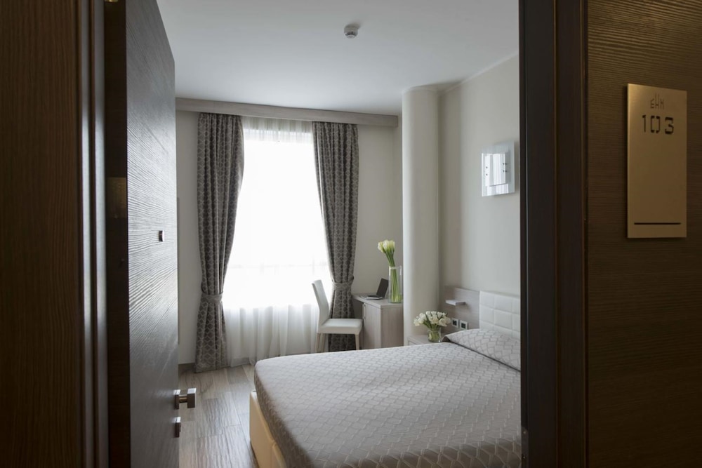 ROOM, TRIPLE