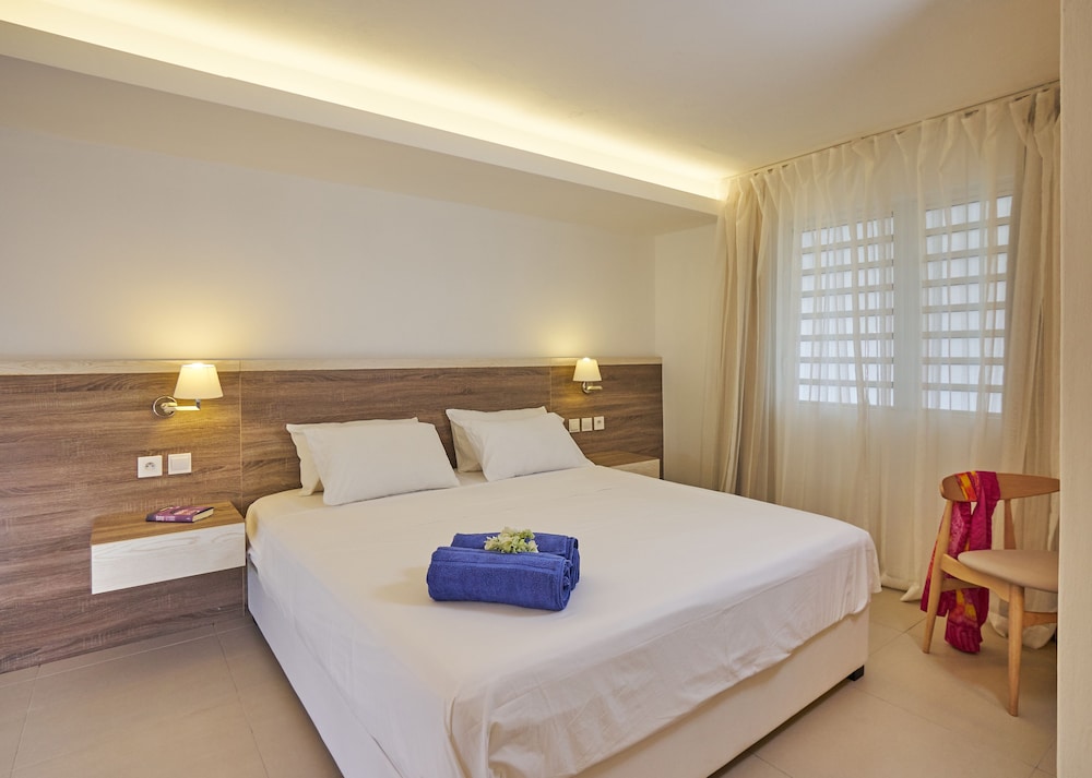 1 BEDROOM, STUDIO, SUITE, GARDEN VIEW