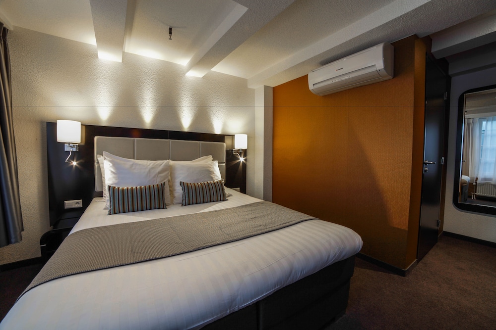 ROOM, DOUBLE BED