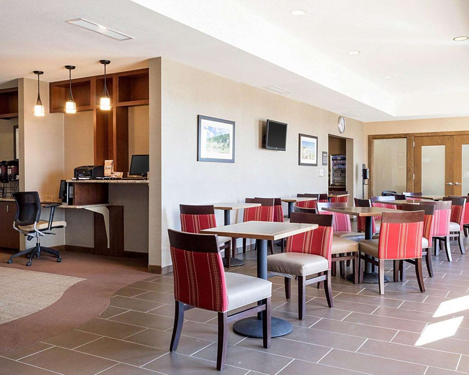 Comfort Inn & Suites Watford City ND 13/18