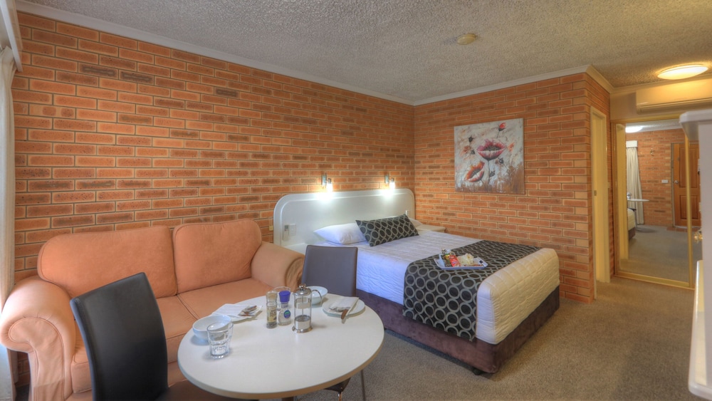 COUSINS MOTOR INN 28/62