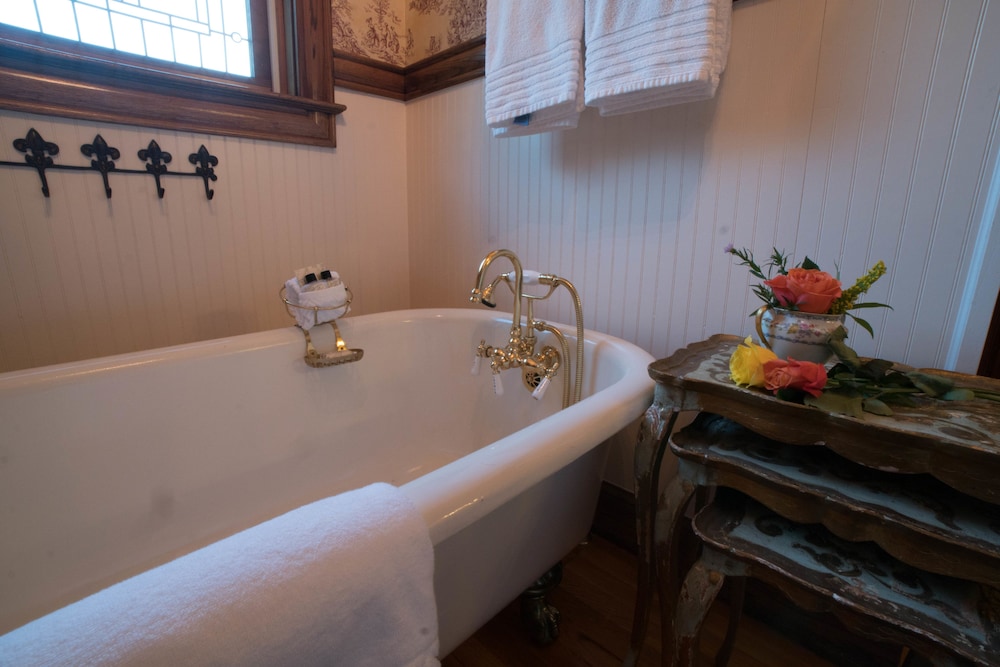 The Victoria B & B 60/71