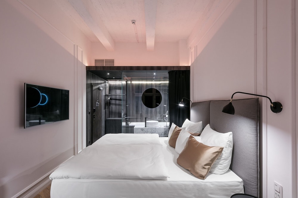 SUPERIOR, DOUBLE OR TWIN BED