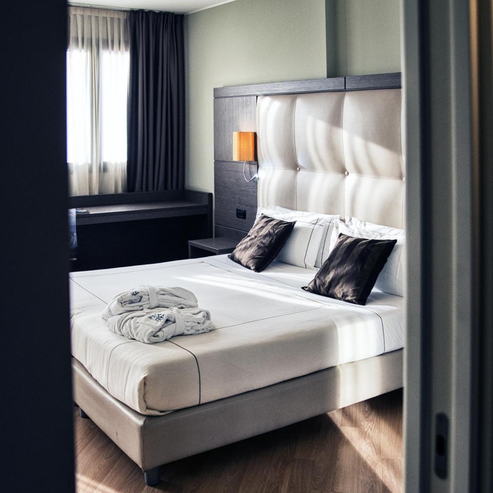 ROOM, DOUBLE OR TWIN BED