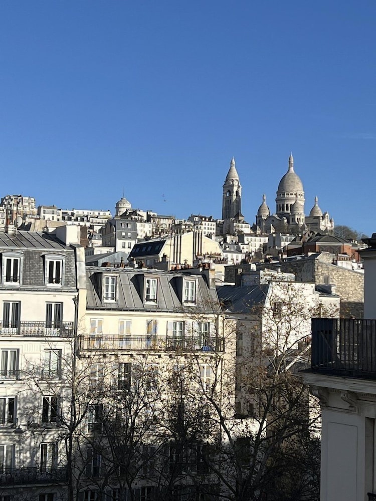 Artemisia Montmartre in PARIS