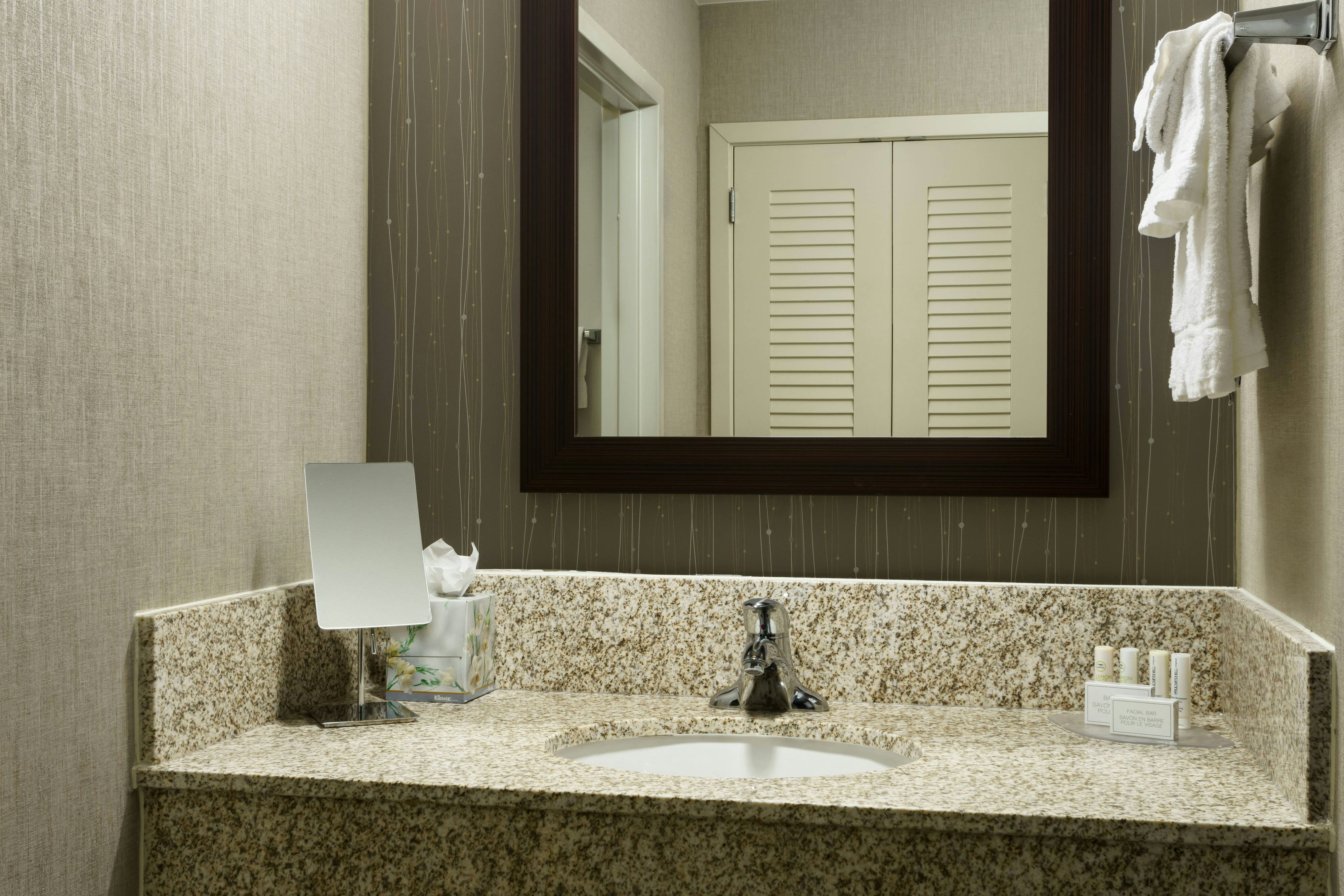 غرفة بسرير كينج، Courtyard Houston Downtown Convention Center 3/4