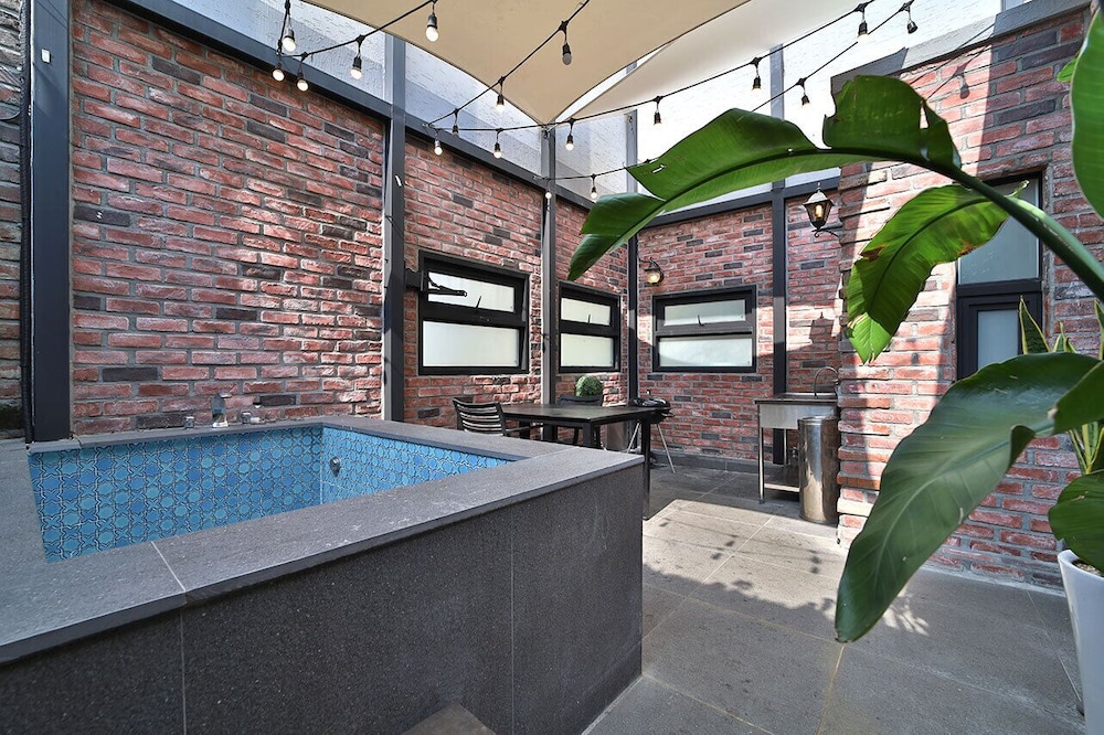 Hotel February Suseong 85/87