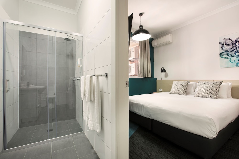 Greenacre Hotel 11/53