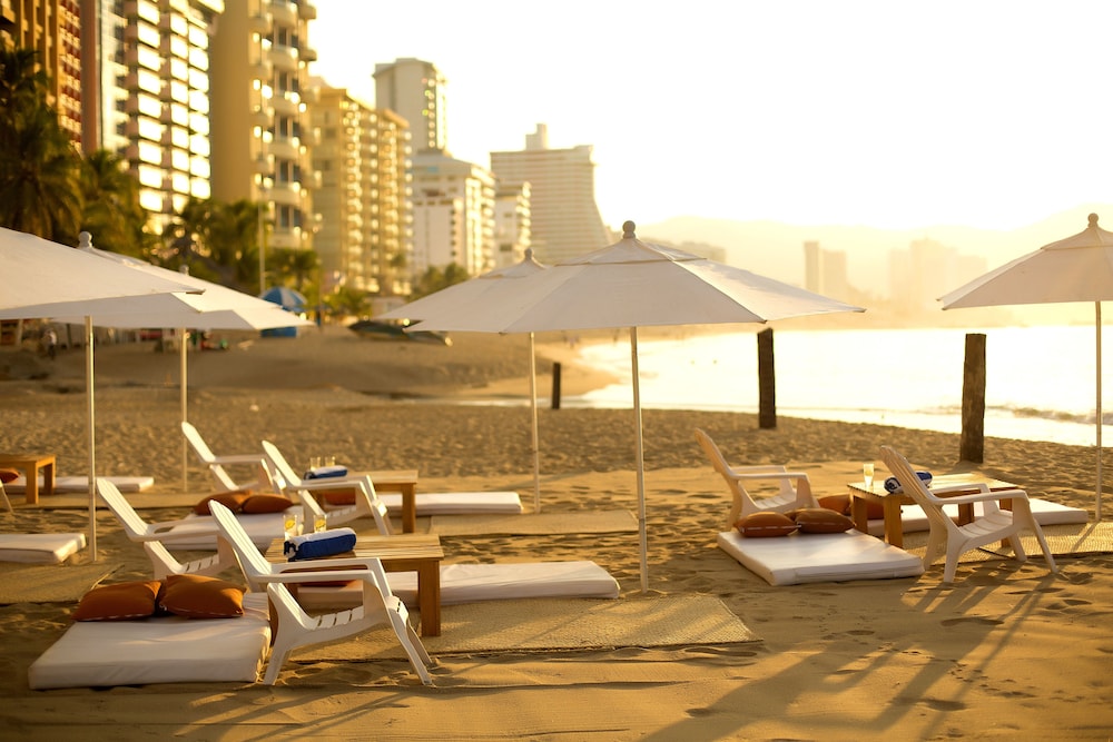Krystal Beach Acapulco 93/98