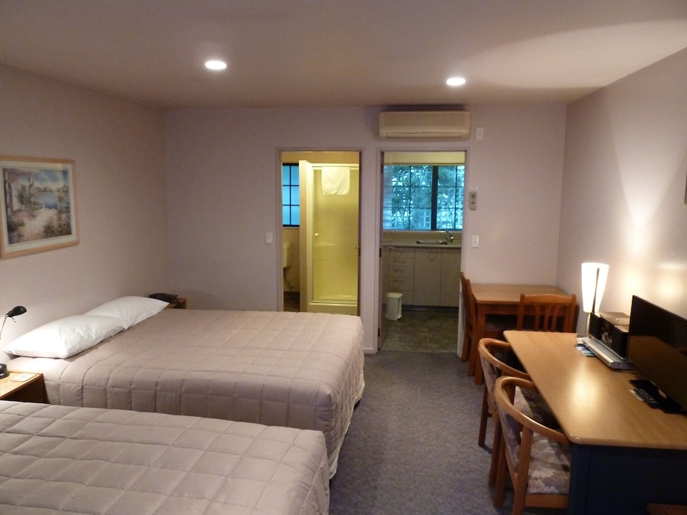 Tudor Lodge Motel 21/75