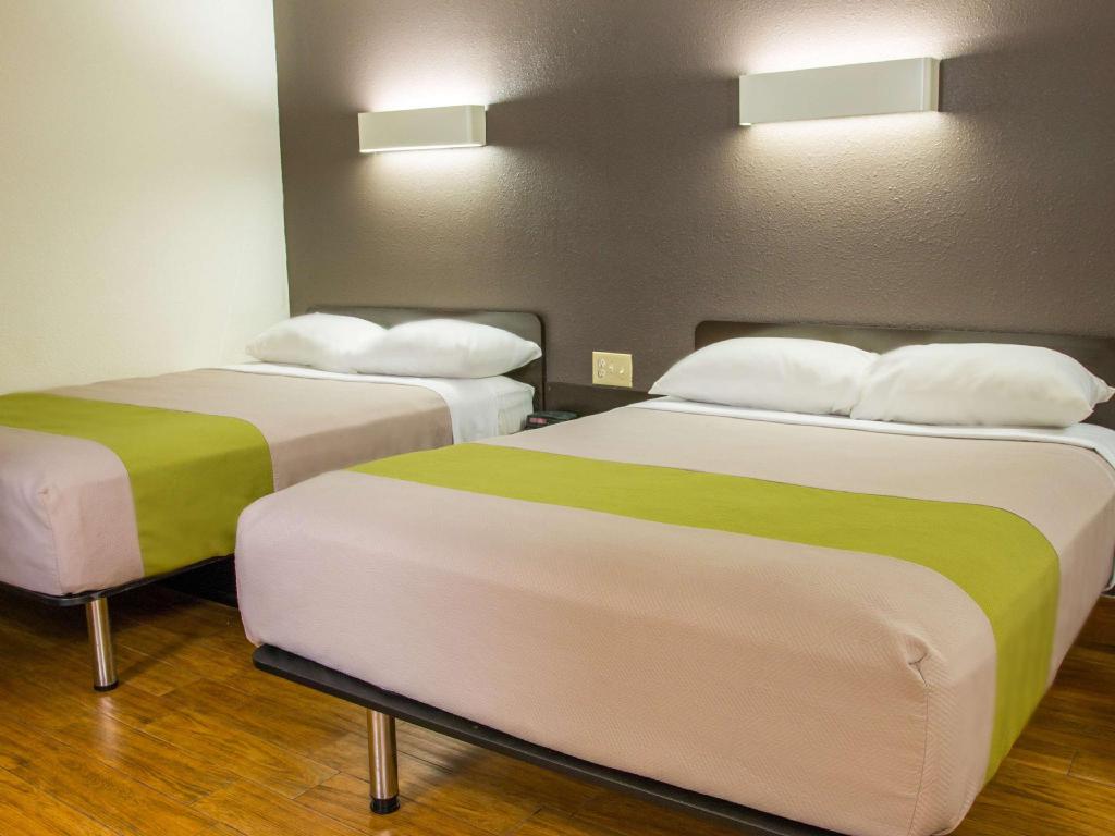 2 Full Beds Smoking, Kitchen