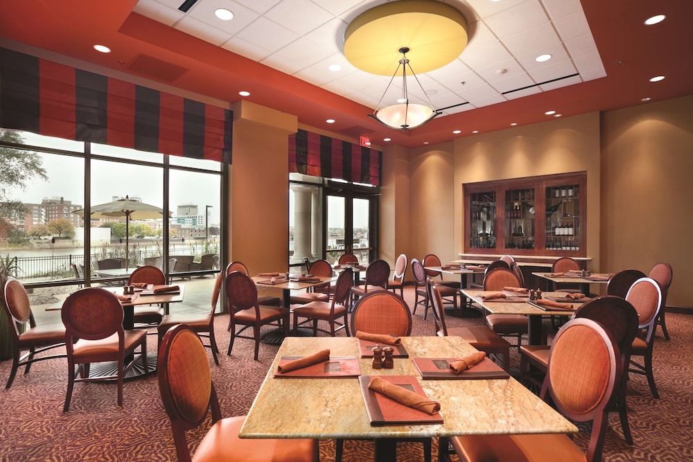 Embassy Suites By Hilton E Peoria Riverfront Conf Center 40/60