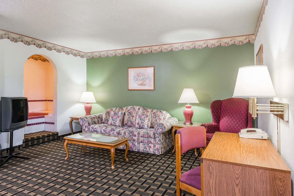 Super 8 Motel Coshocton Roscoe Village Area 10/16