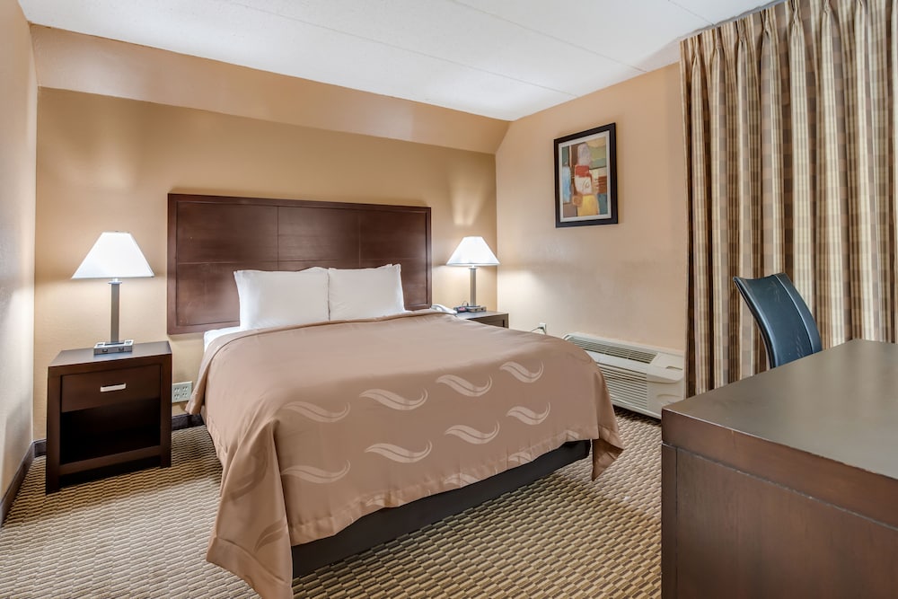 Quality Inn & Suites Cincinnati Uptown Norwood 12/45