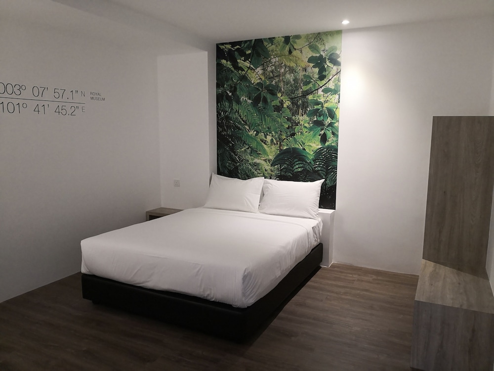 Deluxe, Queen Bed, No Window