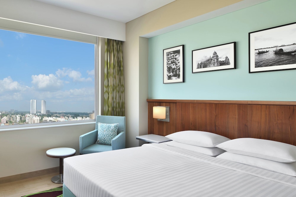 DELUXE, QUEEN BED, CITY VIEW