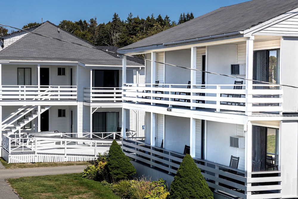 Bluebird Ocean Point Inn 2/47