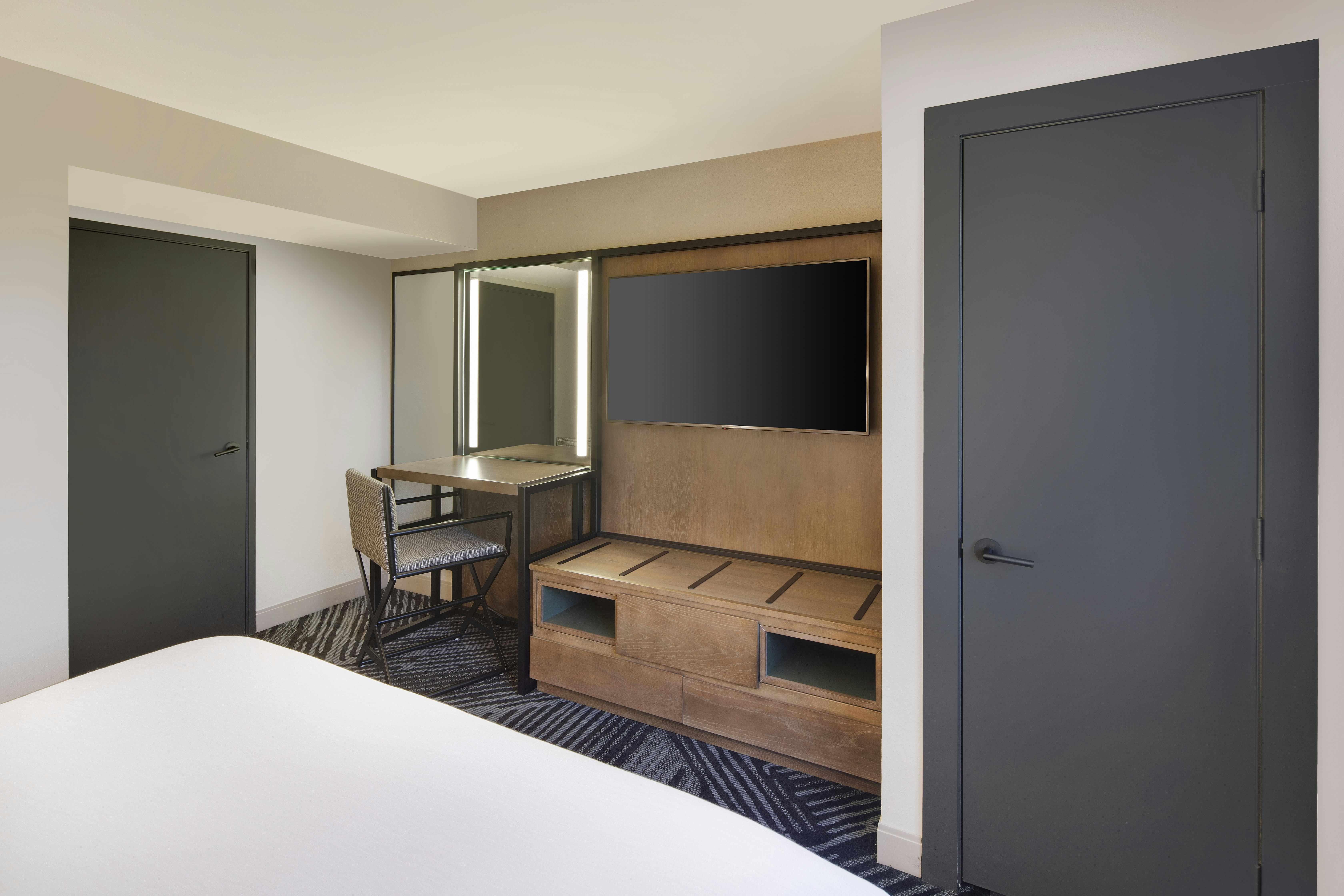 غرفة بسرير كينج، Embassy Suites by Hilton San Rafael at Marin Center 2/3