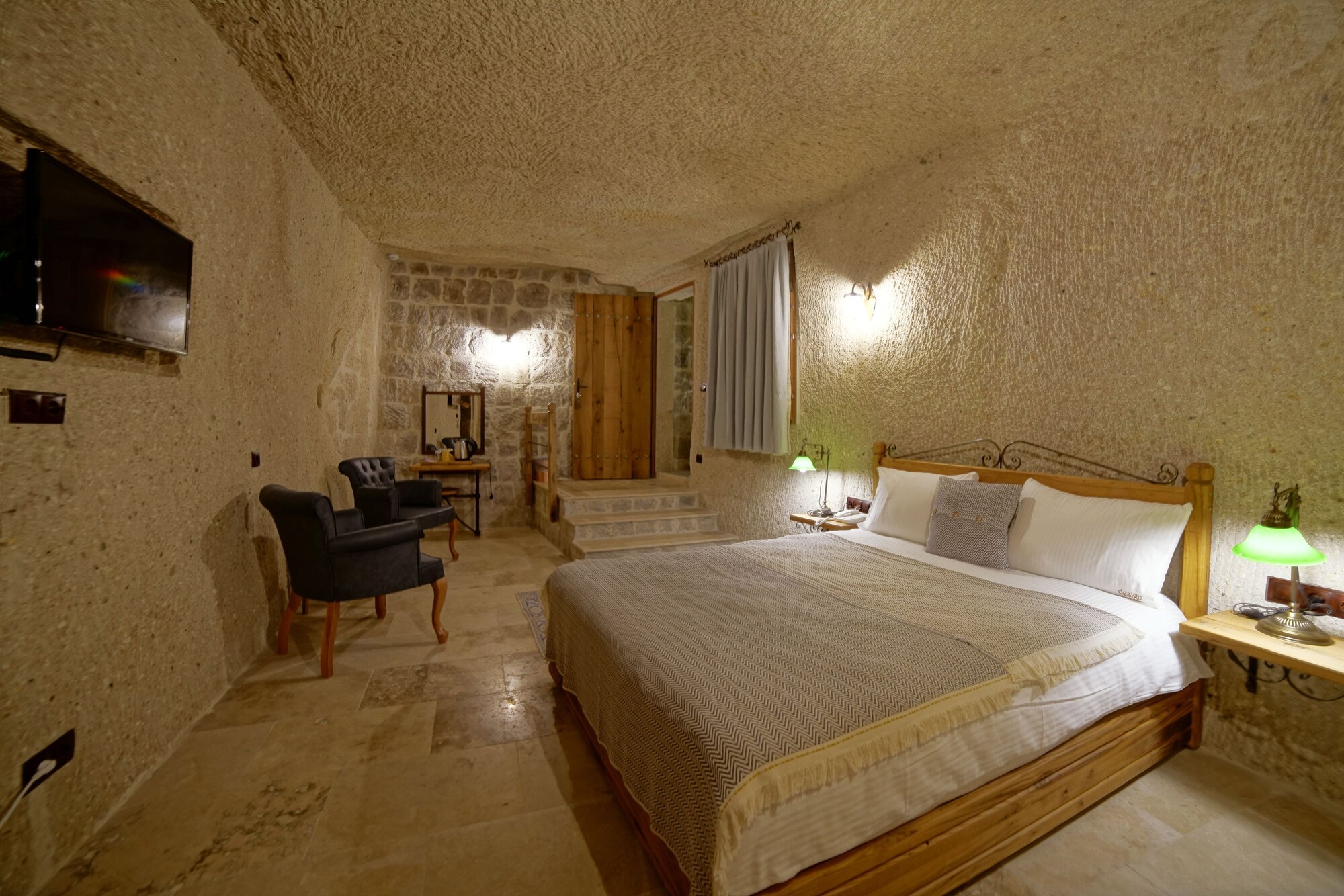 JUNIOR, QUEEN BED, COURTYARD VIEW