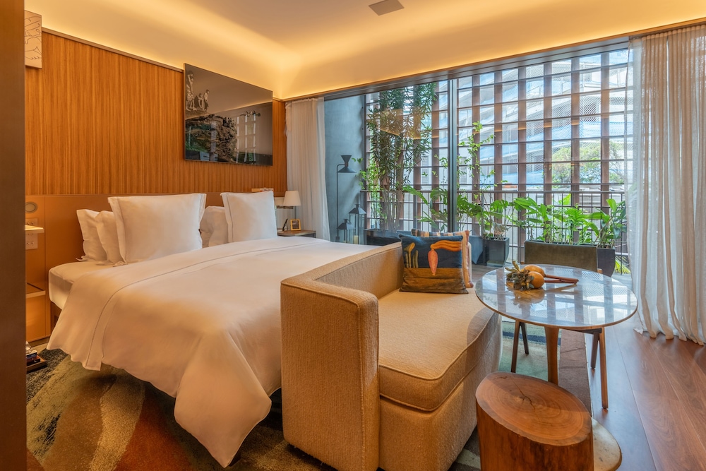GRAND, DELUXE, KING BED
