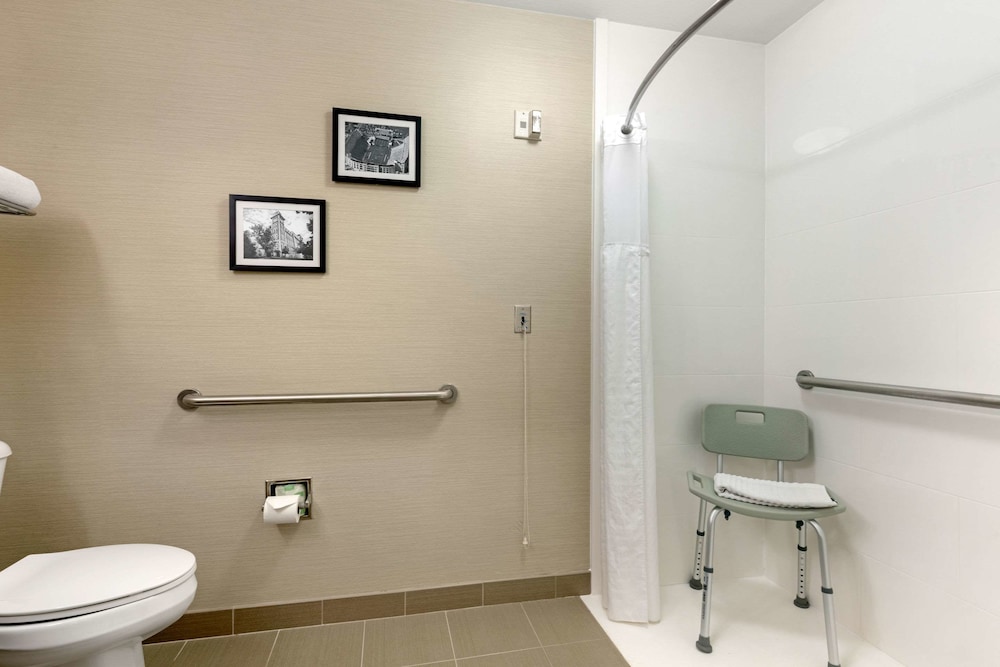 Comfort Inn & Suites Fayetteville-University Area 7/35