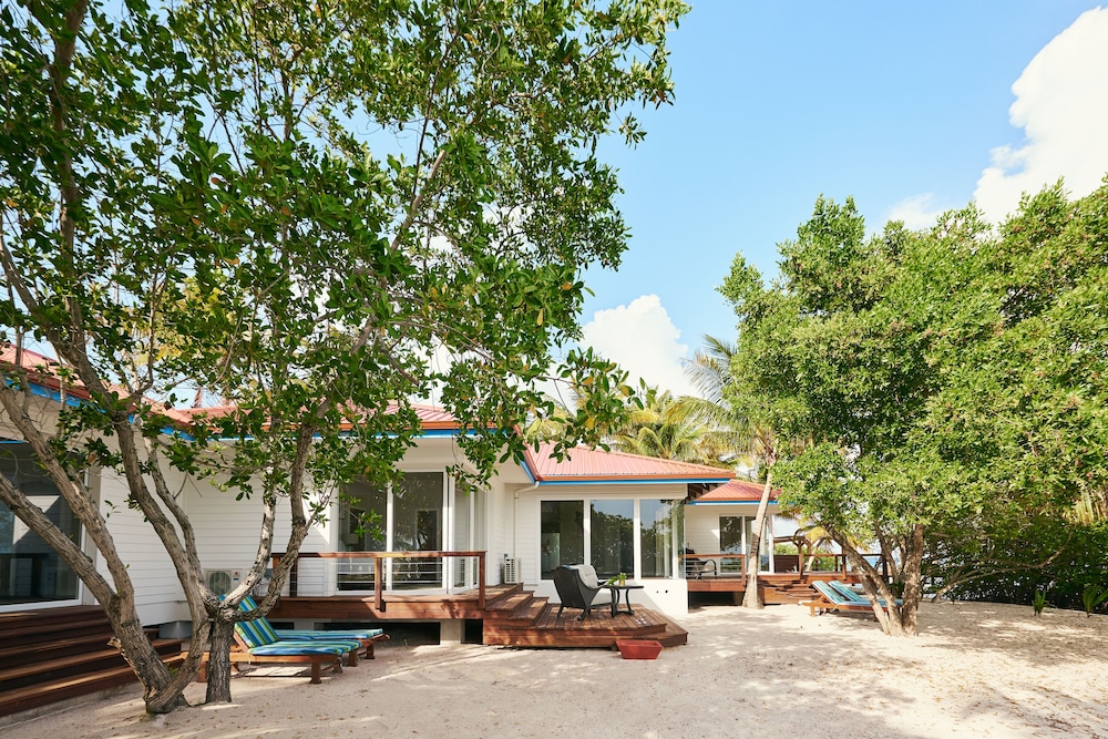 Hatchet Caye Resort 45/50