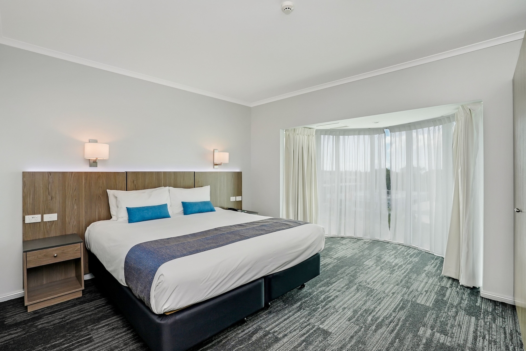 EXECUTIVE, KING BED