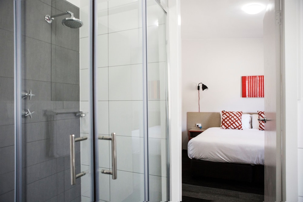 Villawood Hotel 27/29