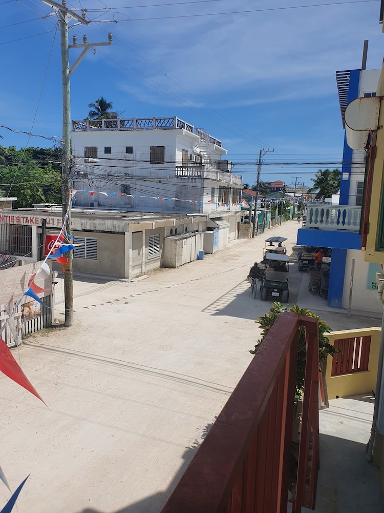 Caye Caulker Plaza Hotel 54/57