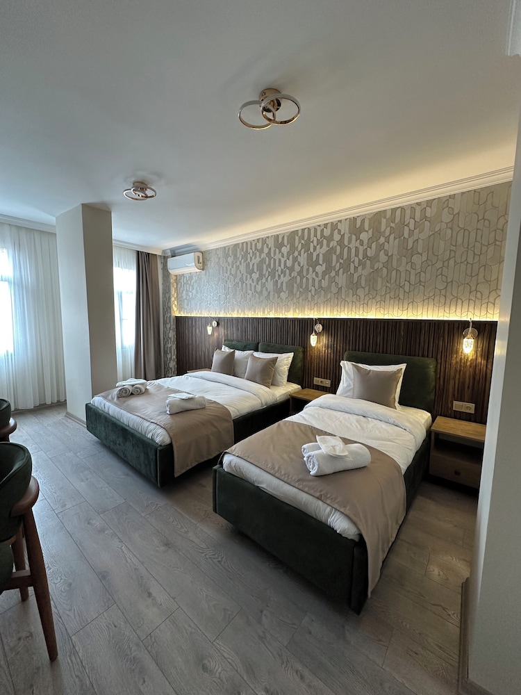 Peradise Hotel 23/50