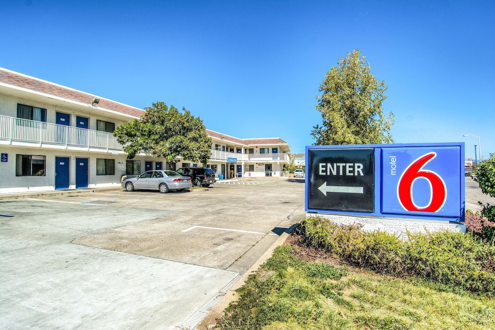 Motel6 Redding, CA - North 29/36