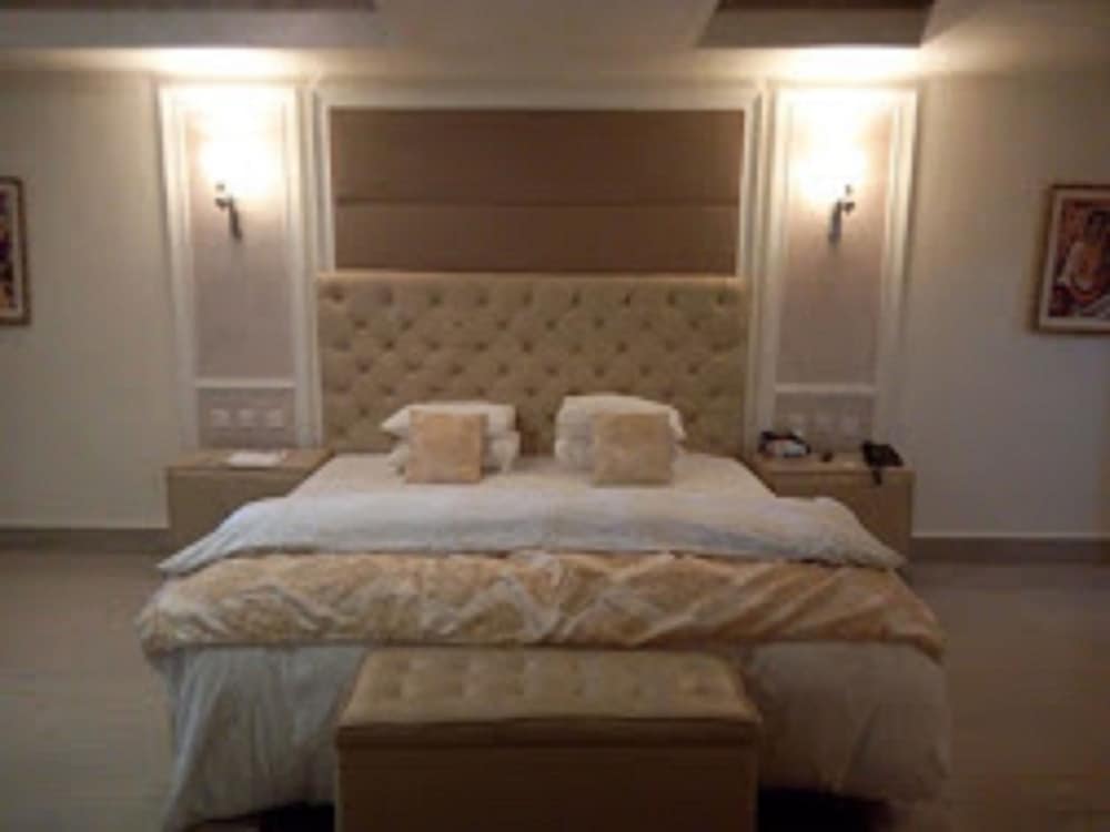 THE ISLAND HOTEL 16/39
