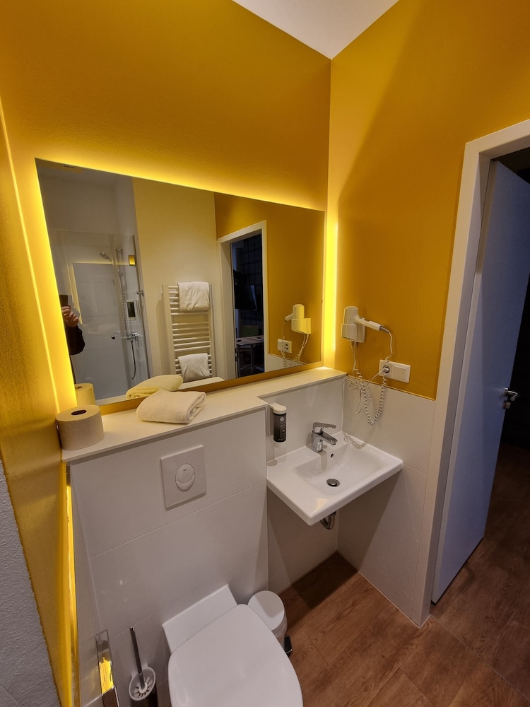 Roomingtons Munich Airport 44/46