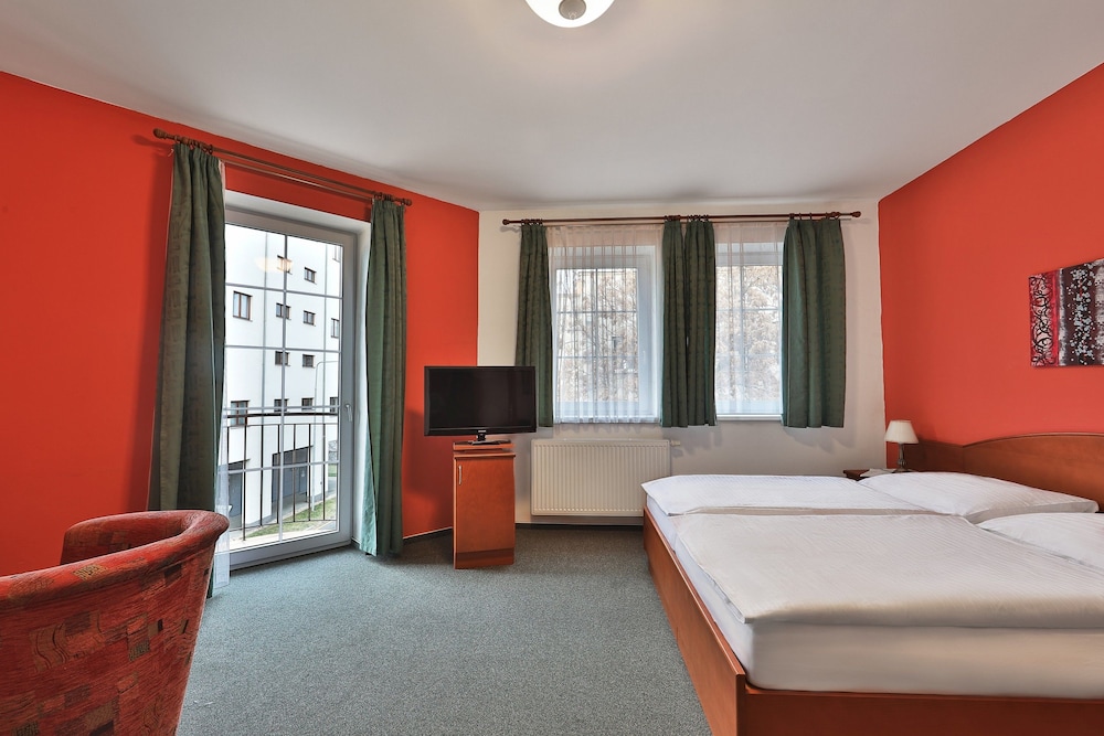 Hotel Attic 28/40