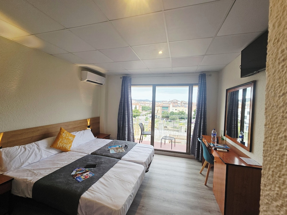 ROOM, TRIPLE