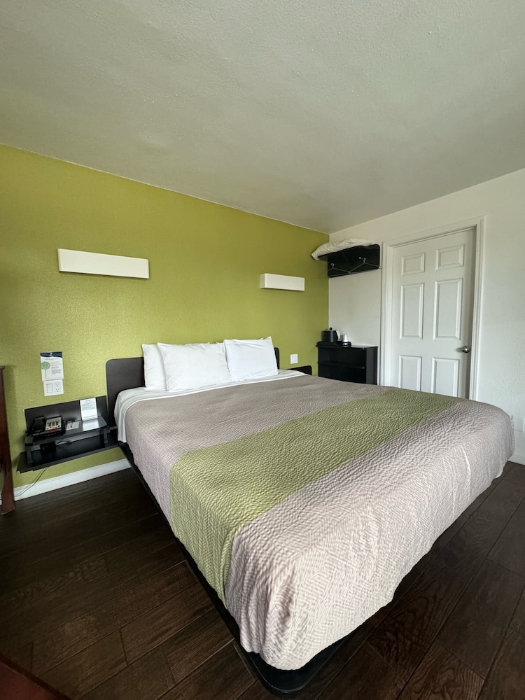 غرفة سيغنتشر بسرير كينج، Motel 6 Monterey Downtown 10/10
