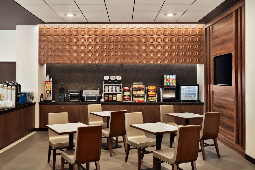 Courtyard by Marriott Seattle SeaTac Airport 32/49