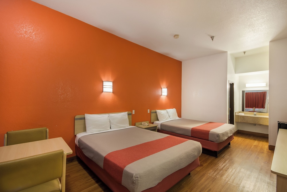 room, 2 queen beds, smoking