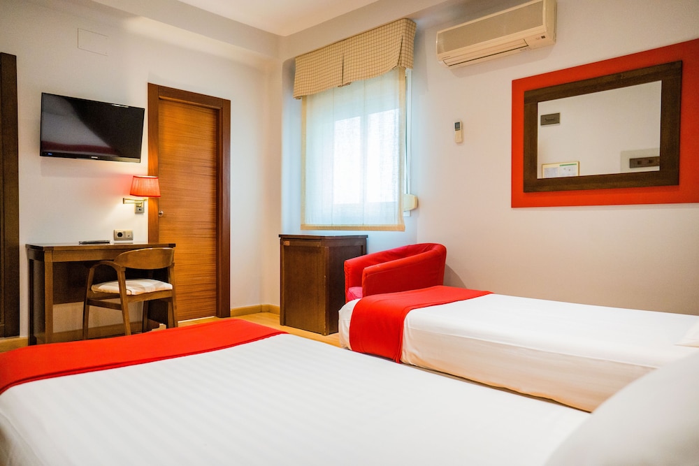 ROOM, TWIN BEDS