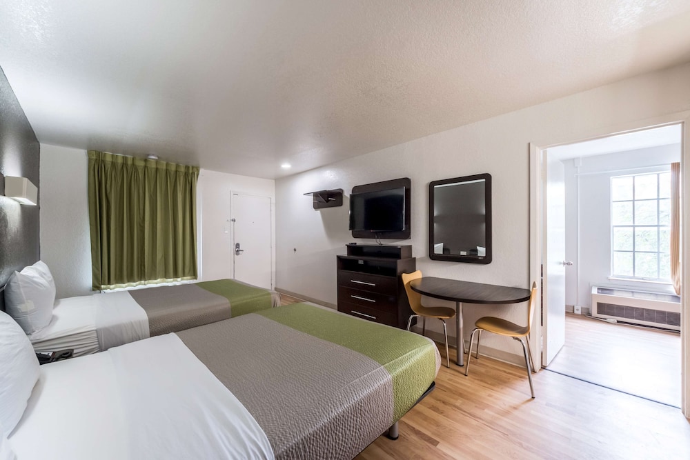 DELUXE, SUITE, 2 DOUBLE BEDS, KITCHENETTE