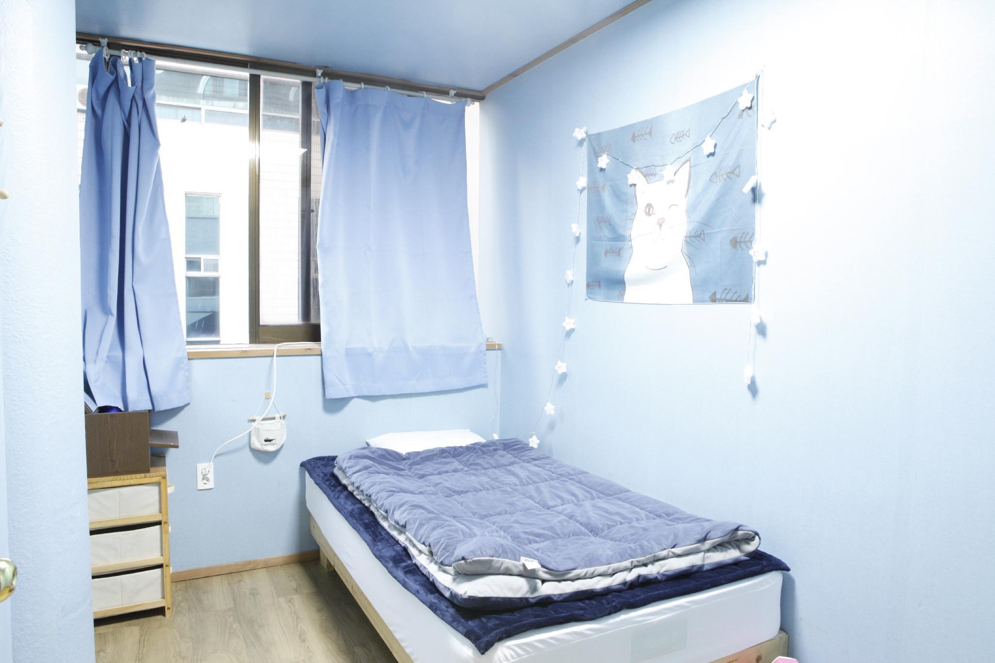 ROOM, SINGLE