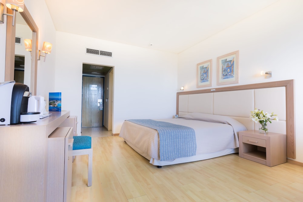 Golden Coast Beach Hotel 9/50