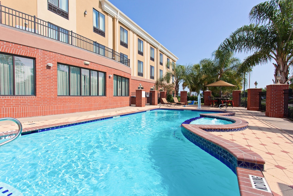 Holiday Inn Express Hotel & Suites Wharton 1/50