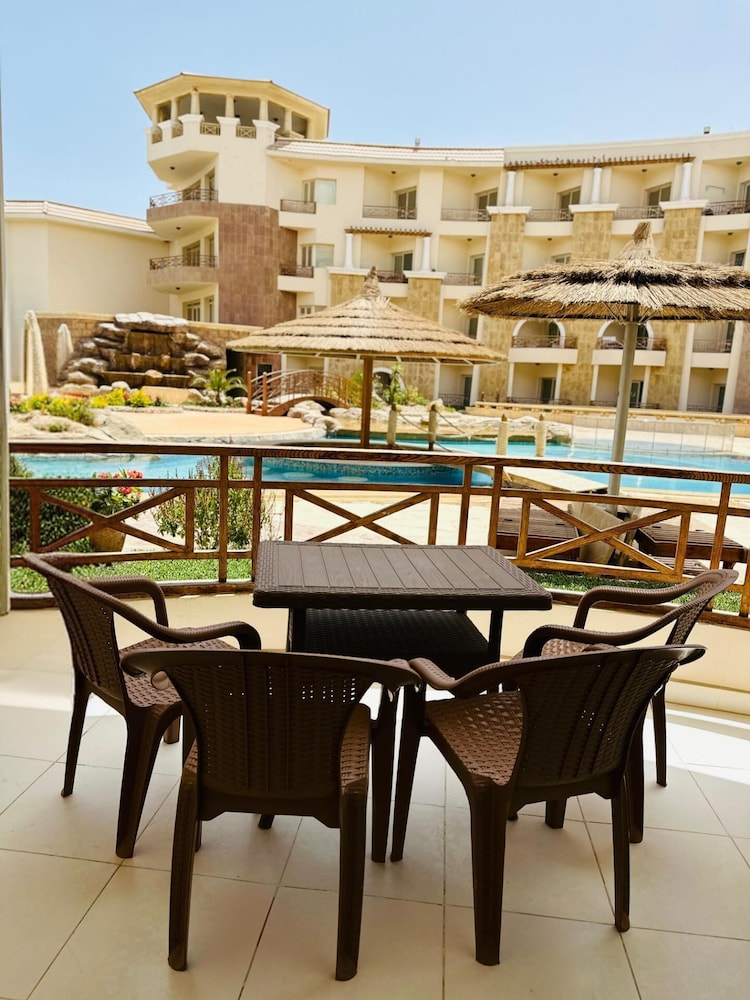 Royal Beach Serviced Apartments 71/75