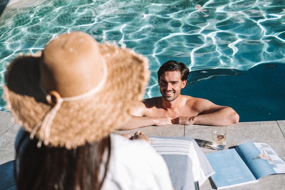 NOOSA RIVER RETREAT 10/23