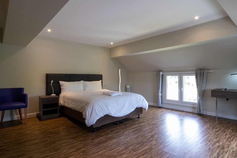 The Gissons Hotel 24/50