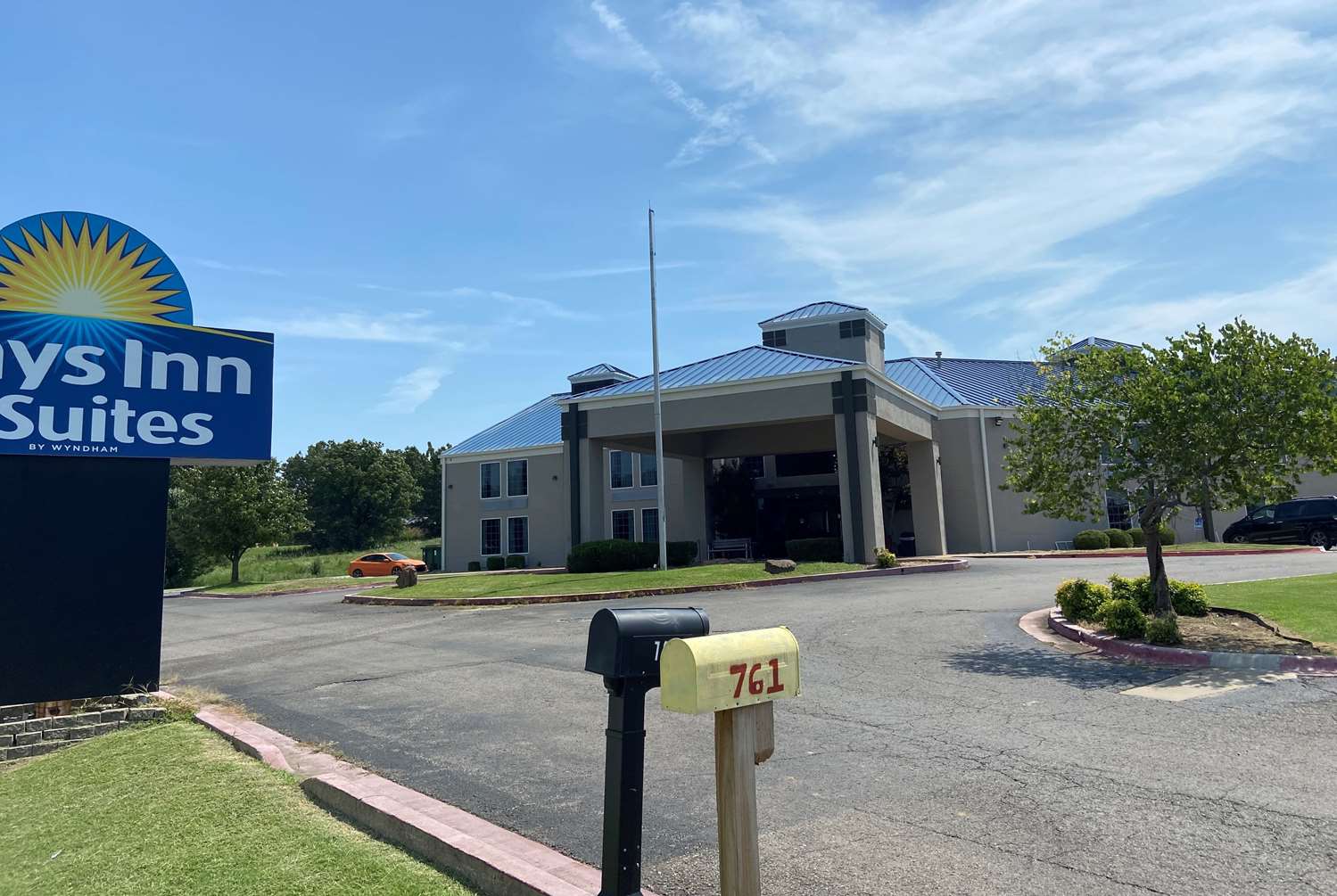 Days Inn & Suites by Wyndham Tahlequah 10/13