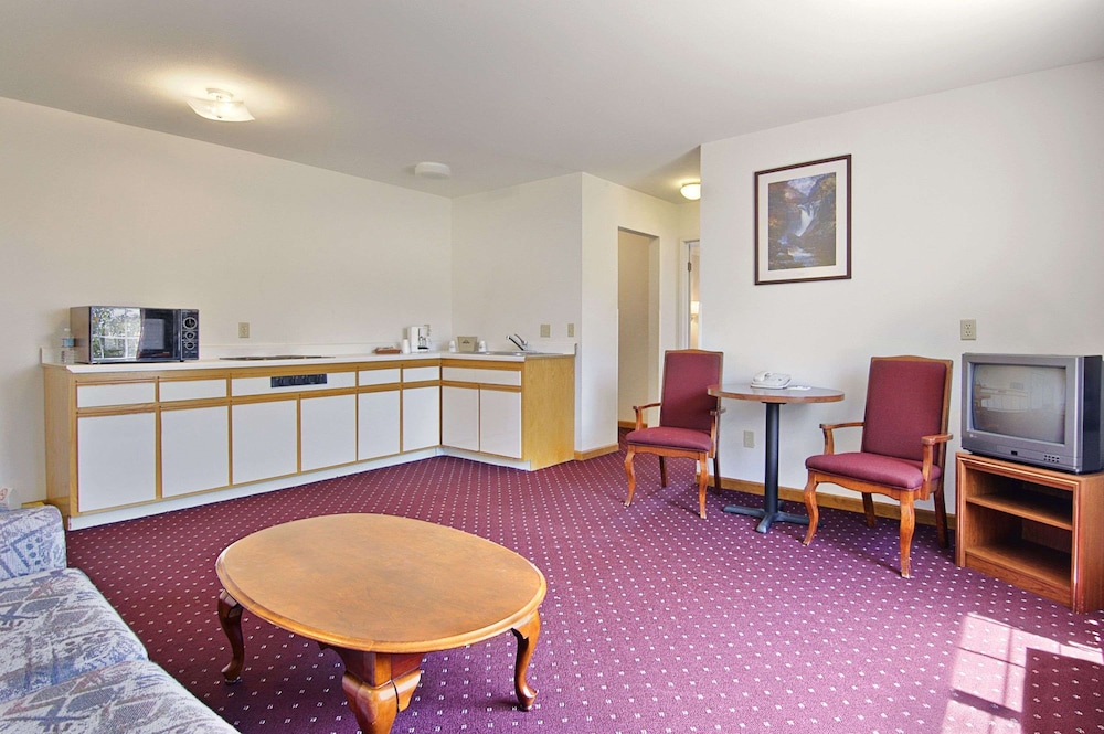 Days Inn & Suites By Wyndham Lolo 30/32